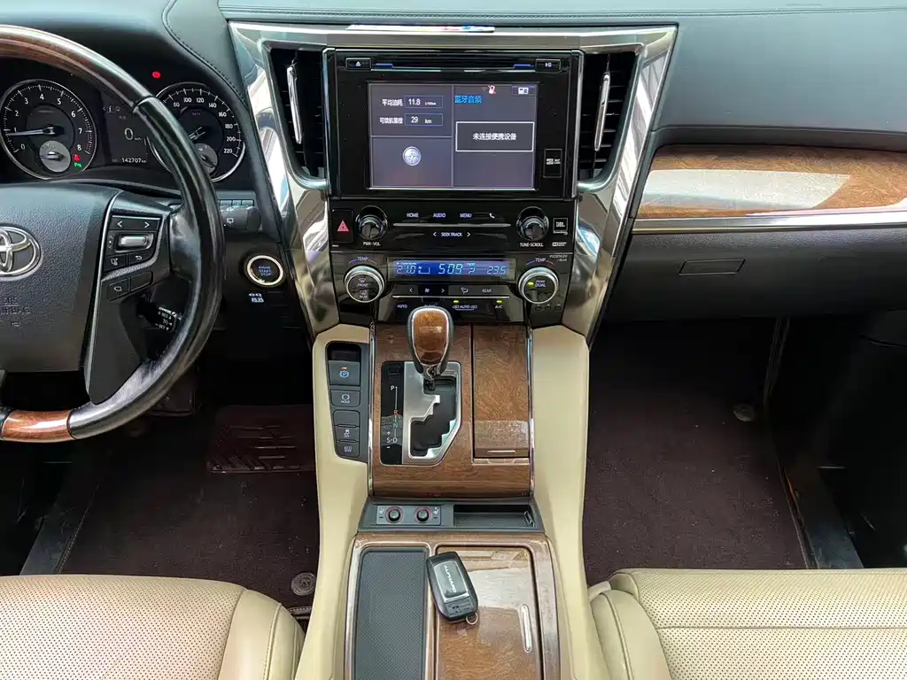Toyota Alphard 2017 — фото 16