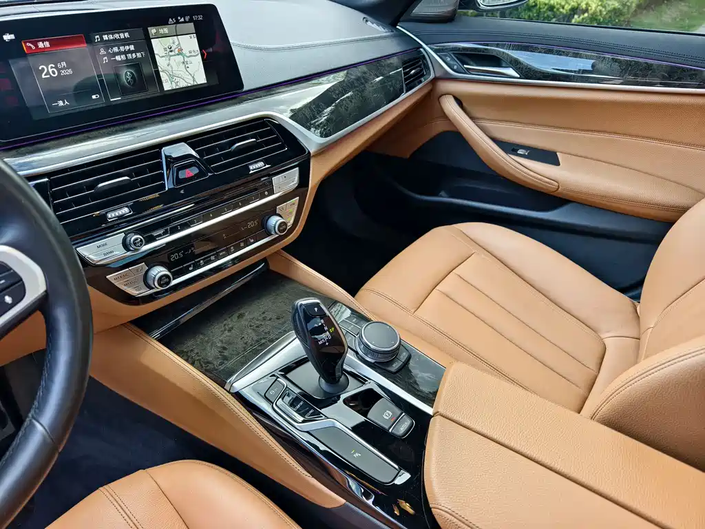 BMW 5 Series 2018 — фото 16