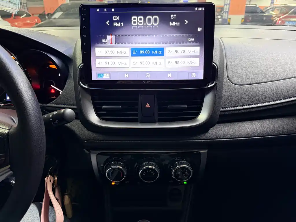 Toyota Yaris L 2022 — фото 9