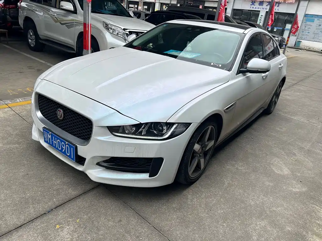 Jaguar XE 2017 — фото 1