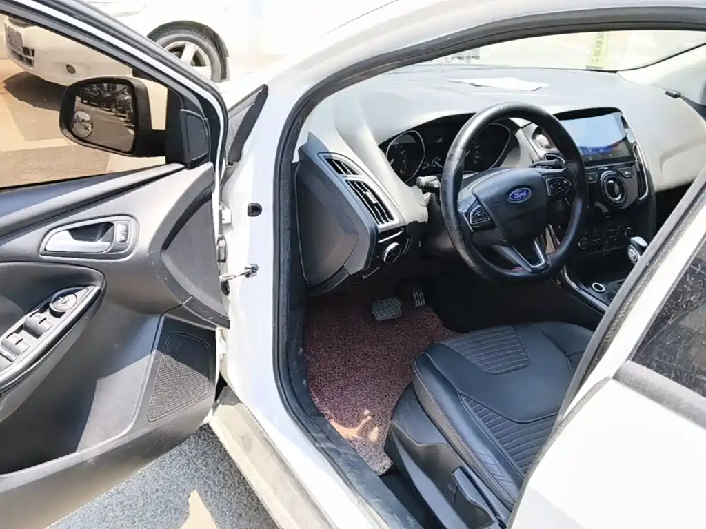 Ford Focus 2015 — фото 16