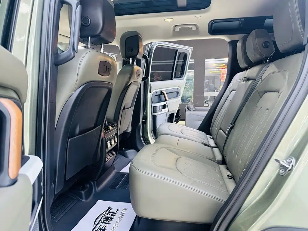 Land Rover Defender 2021 — фото 10