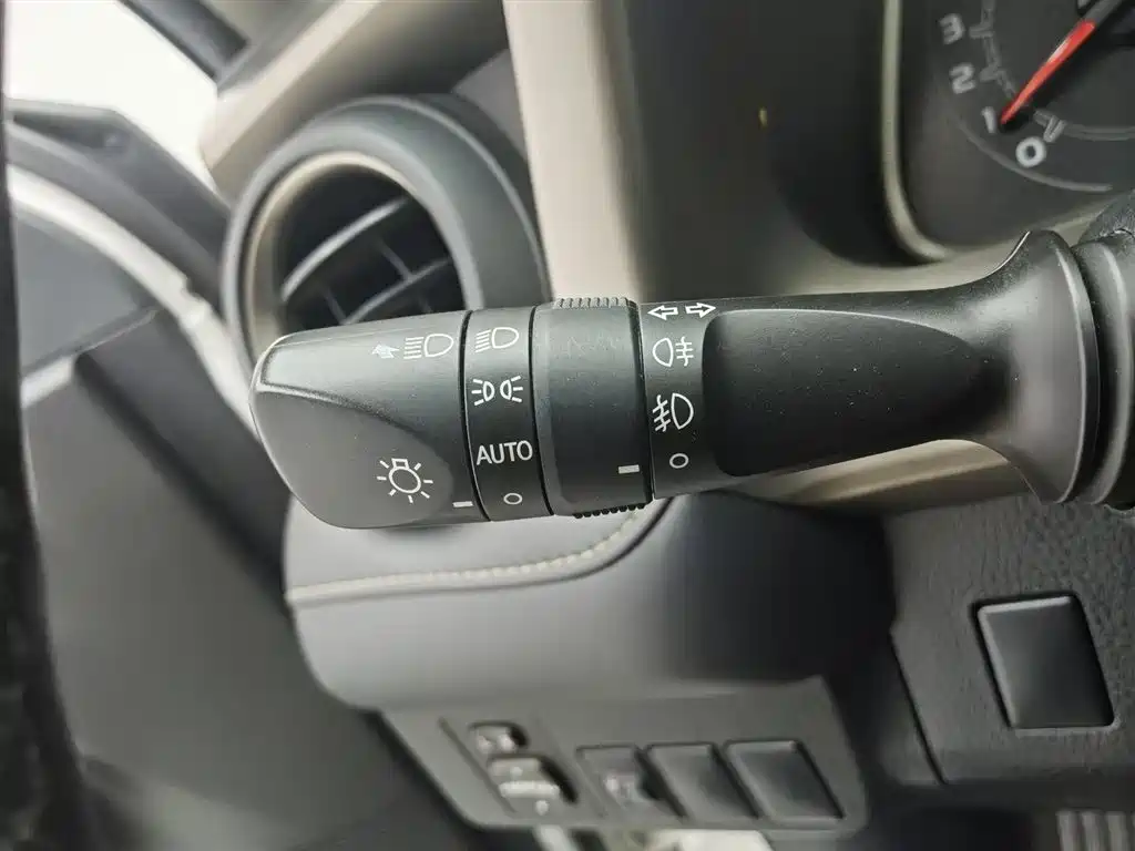 Toyota RAV4 2015 — фото 21