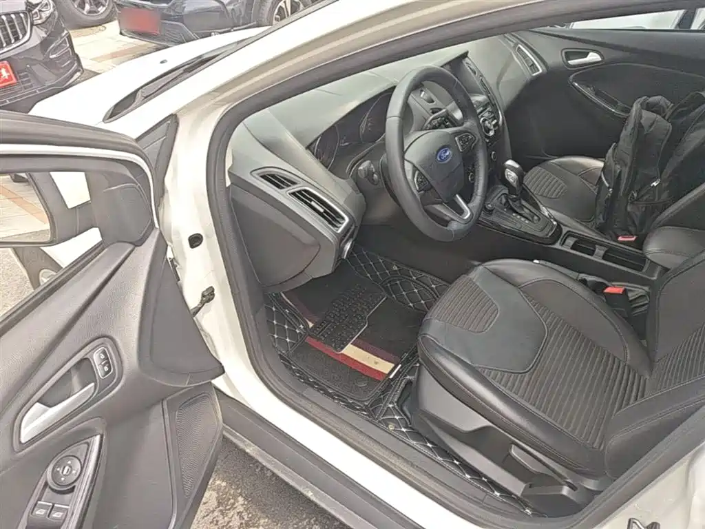 Ford Focus 2016 — фото 16