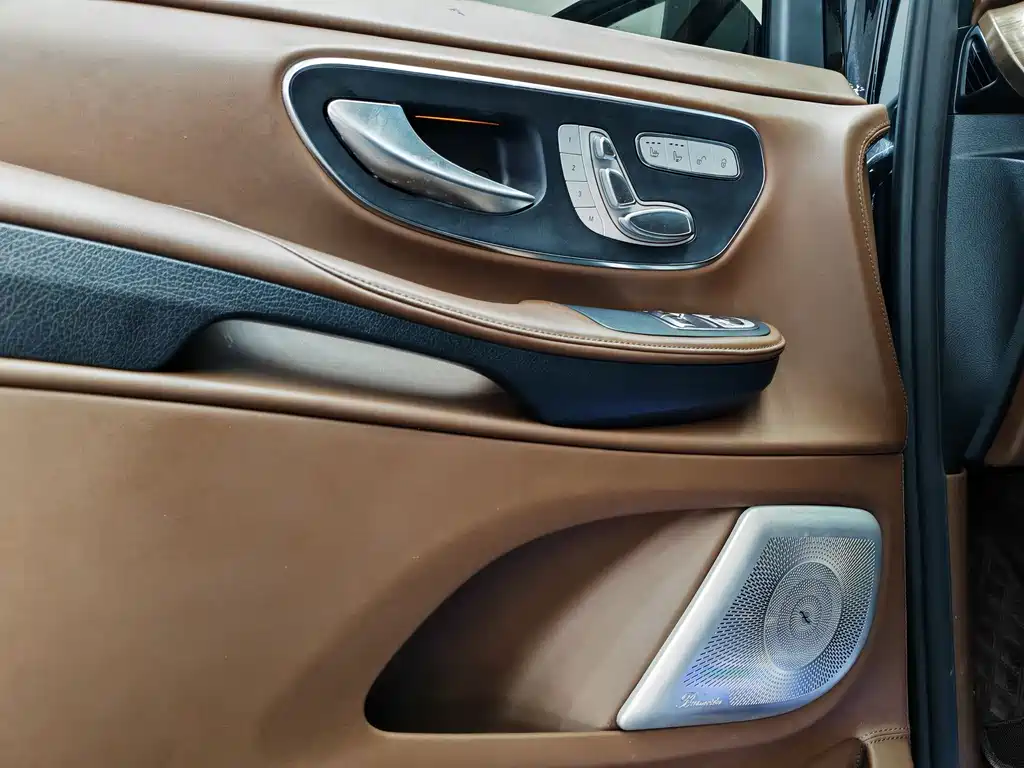 Mercedes-Benz V-Class 2022 — фото 18