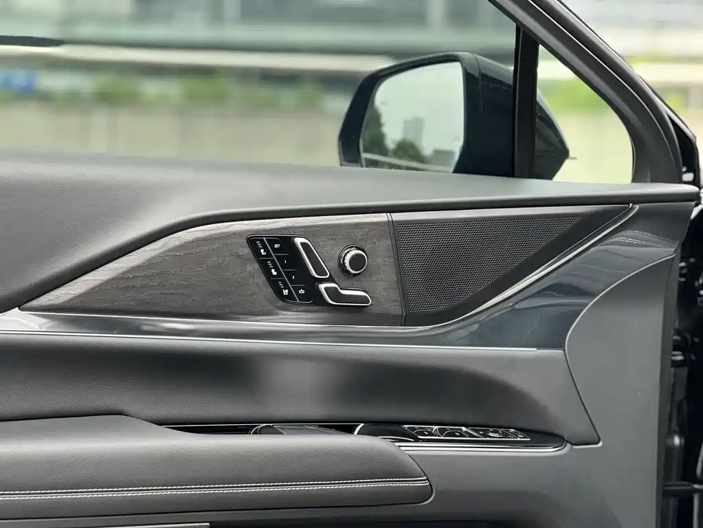 Cadillac XT5 2025 — фото 11