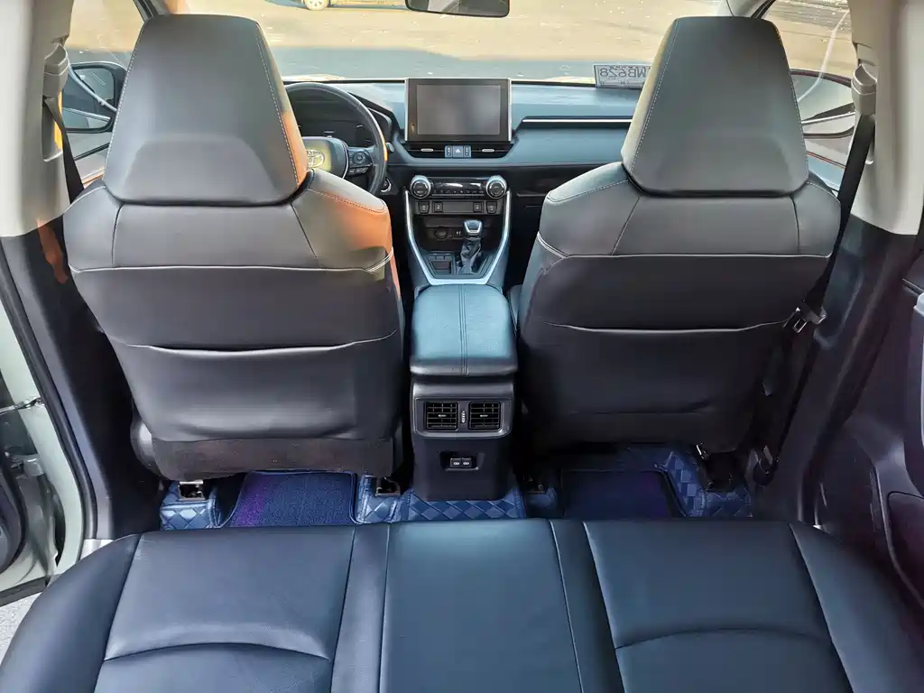 Toyota RAV4 2019 — фото 12