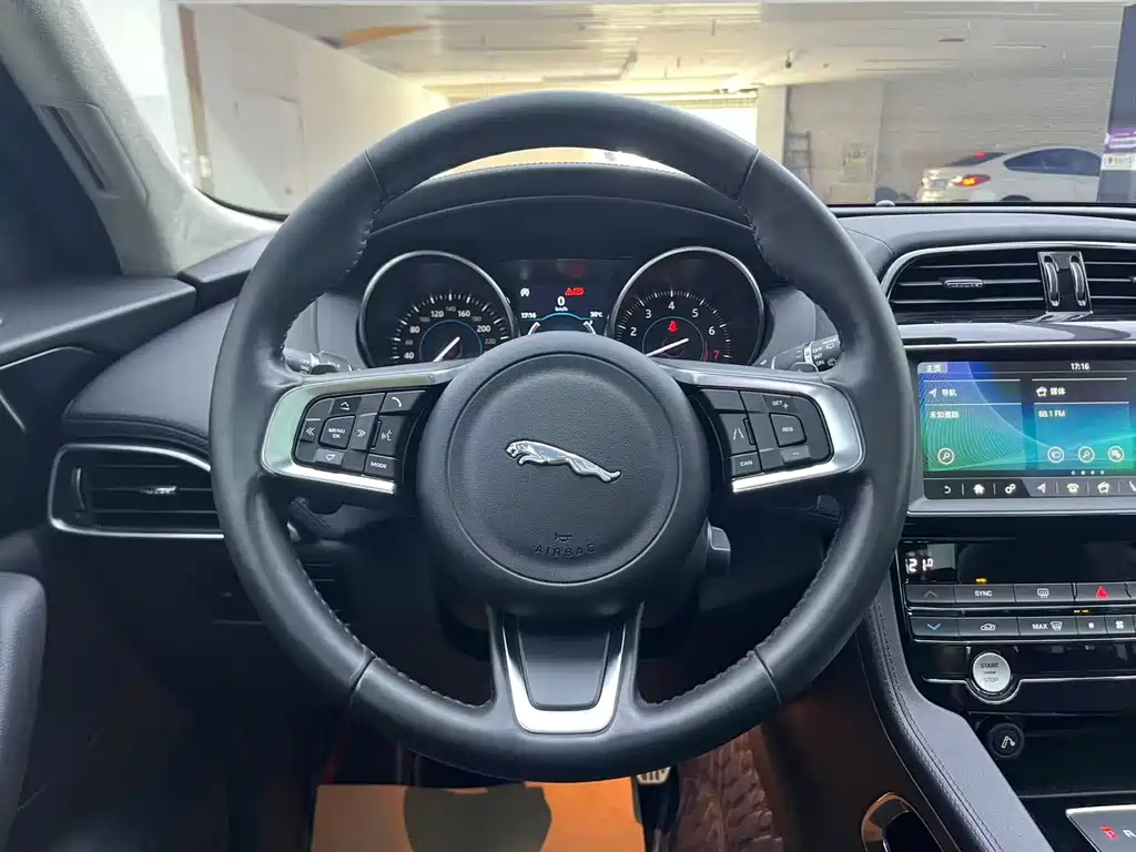 Jaguar F-PACE 2019 — фото 17