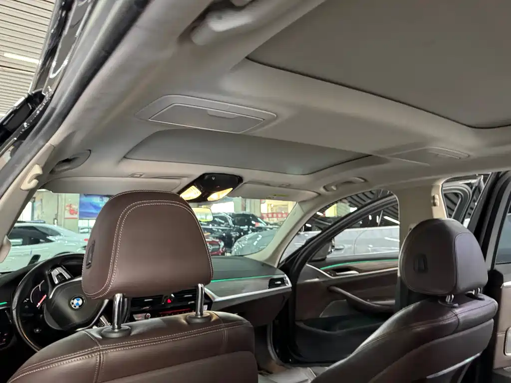 BMW 5 Series 2019 — фото 11