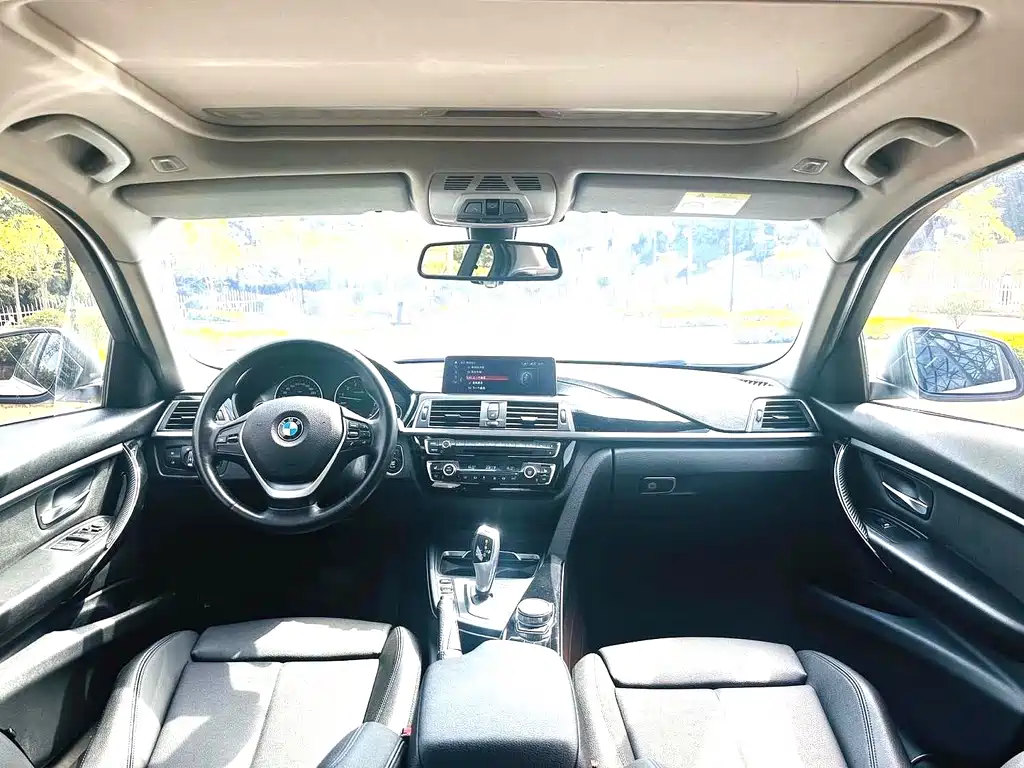 BMW 3 Series 2019 — фото 11