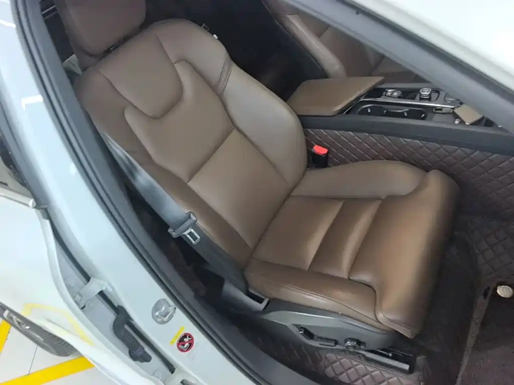Volvo XC60 2024 — фото 25