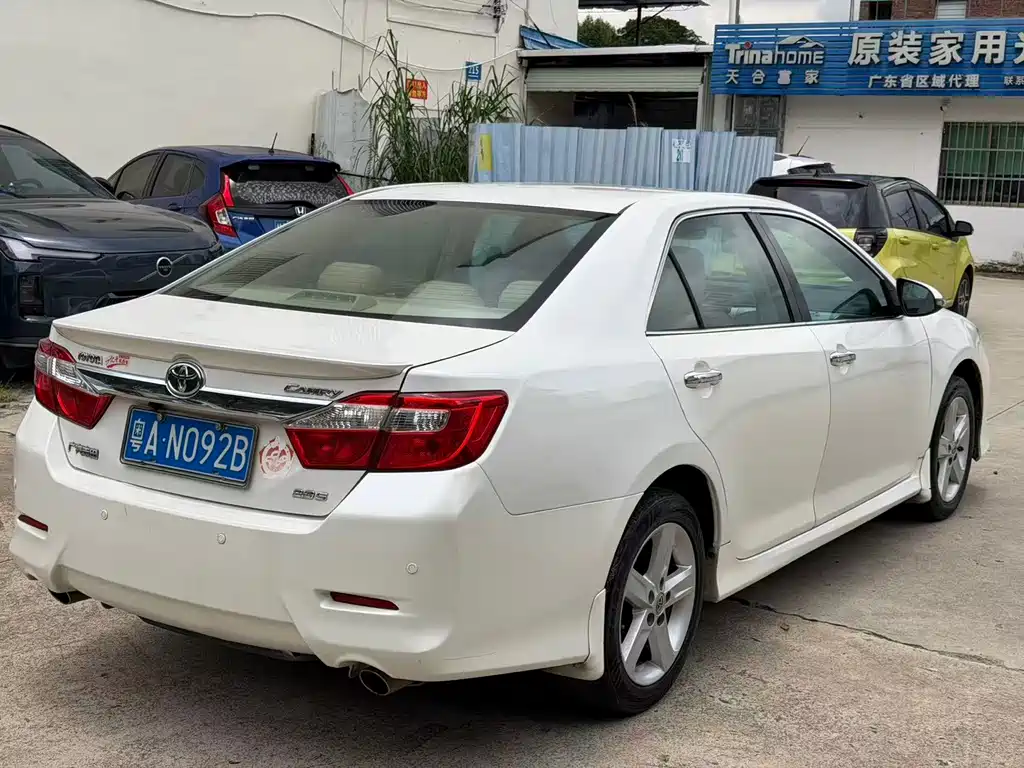 Toyota Camry 2013 — фото 6