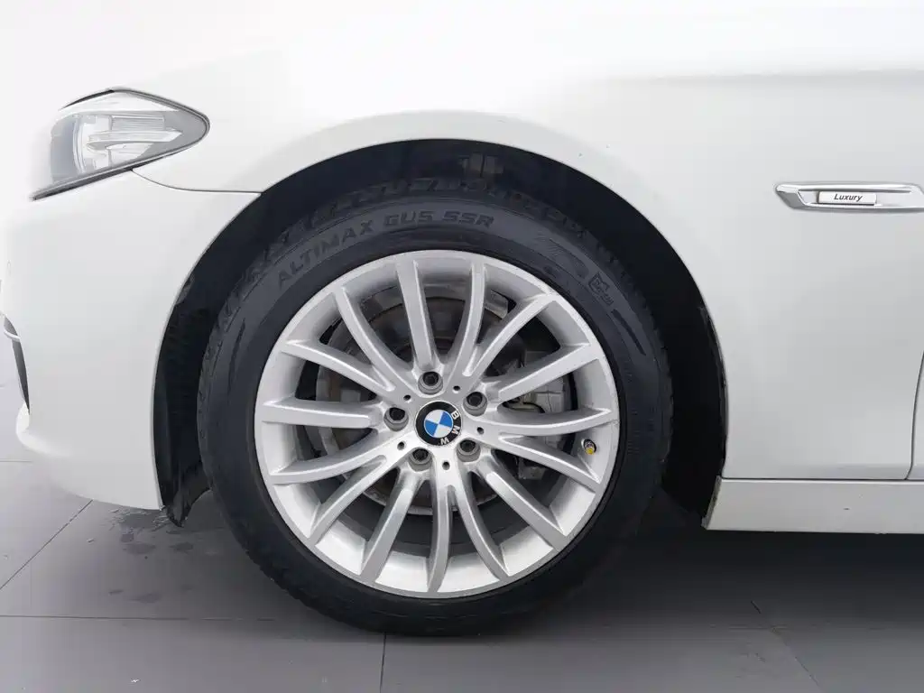 BMW 5 Series 2015 — фото 17