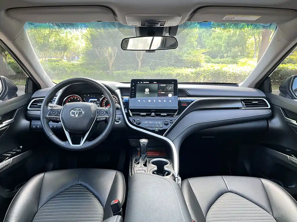 Toyota Camry 2023 — фото 5