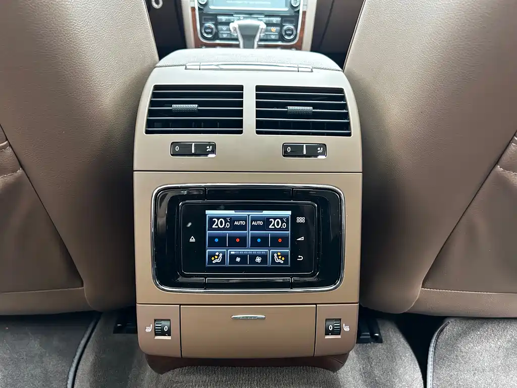 Volkswagen Phaeton 2016 — фото 16
