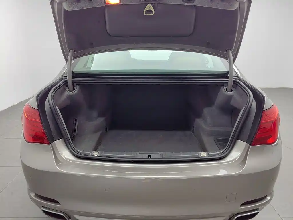 BMW 7 Series 2012 — фото 16