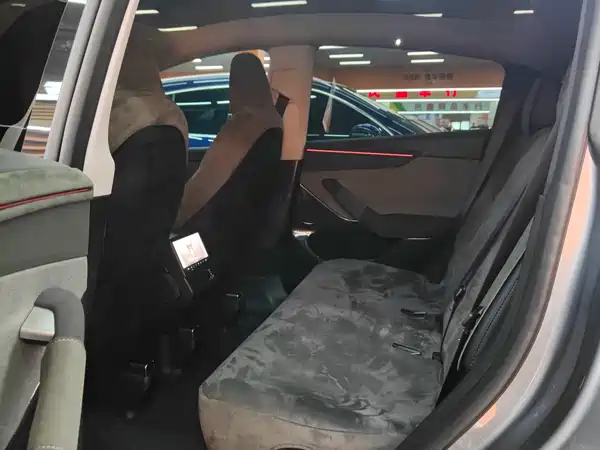 Tesla Model Y 2025