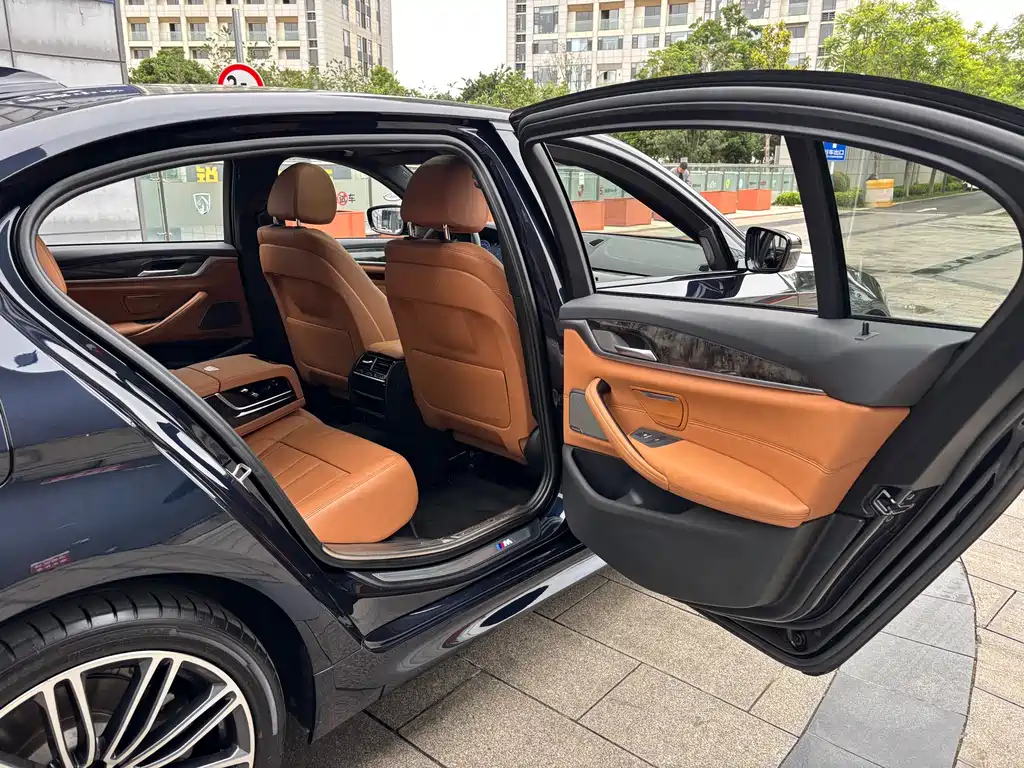 BMW 5 Series 2018 — фото 29