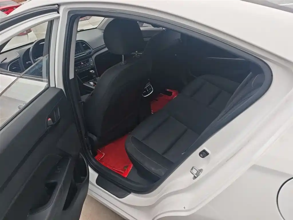 Hyundai Elantra 2018 — фото 17