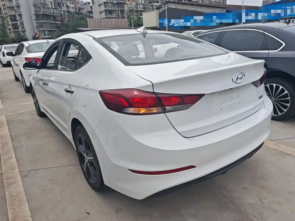Hyundai Elantra 2018 — фото 5