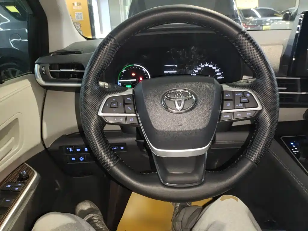 Toyota Sienna 2023 — фото 11