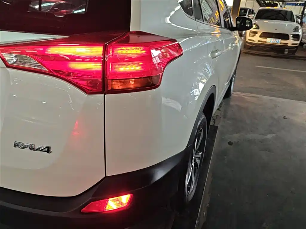 Toyota RAV4 2016 — фото 8
