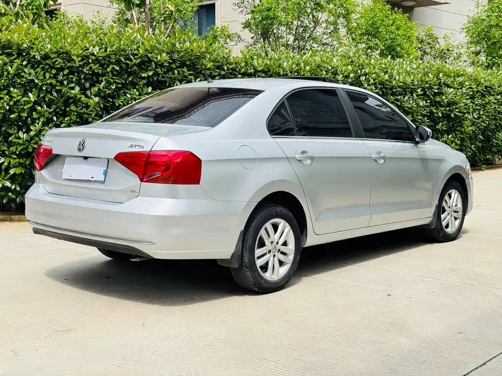 Volkswagen Jetta 2017 — фото 12