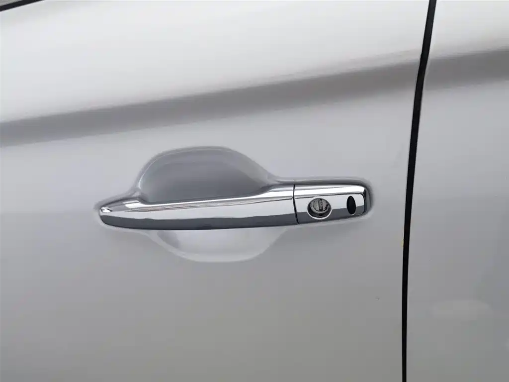 Mitsubishi Outlander 2023 — фото 18