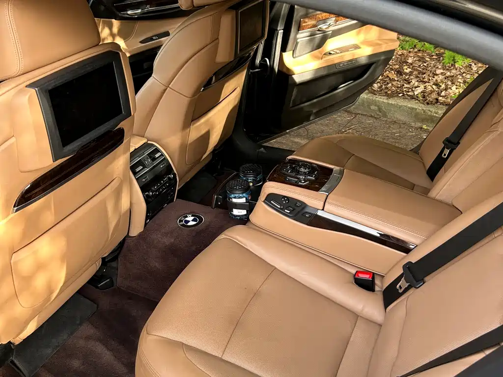 BMW 7 Series 2011 — фото 14