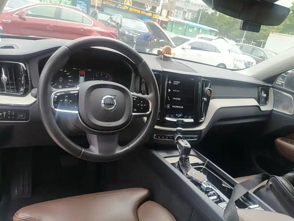 Volvo XC60 2019 — фото 10