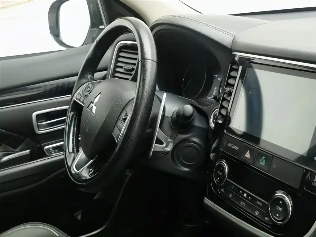 Mitsubishi Outlander 2023 — фото 22