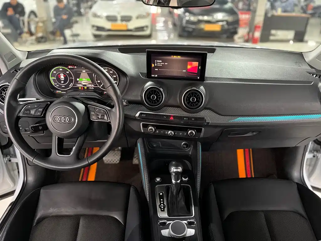 Audi Q2L e-tron 2020 — фото 10