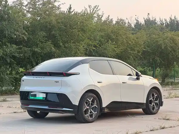 Lynk & Co Z20 2025