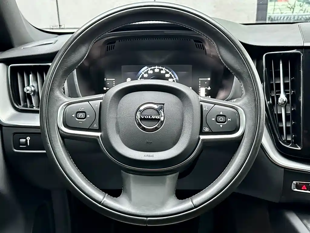 Volvo XC60 2021 — фото 15