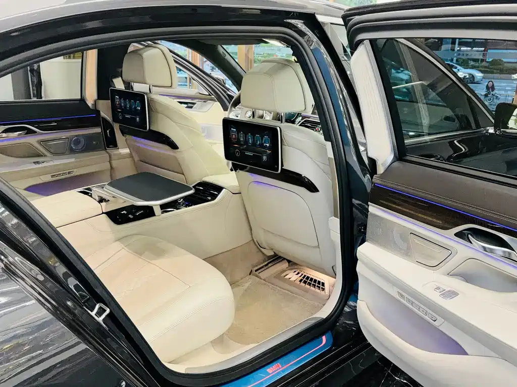 BMW 7 Series 2017 — фото 21
