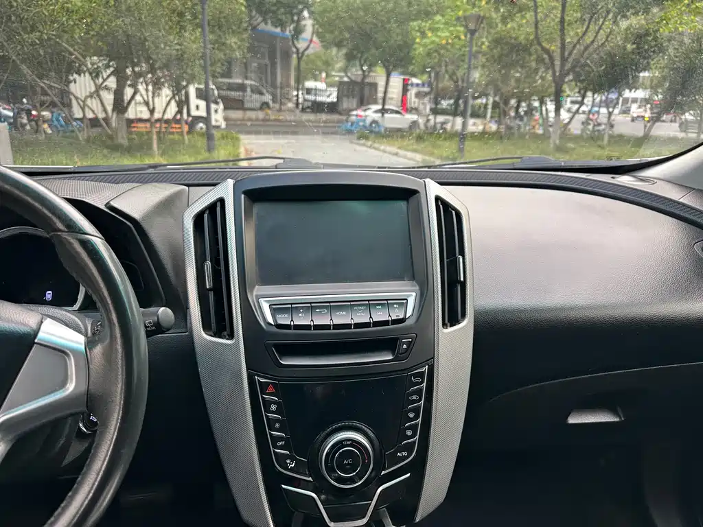 Luxgen You6 SUV 2015 — фото 11