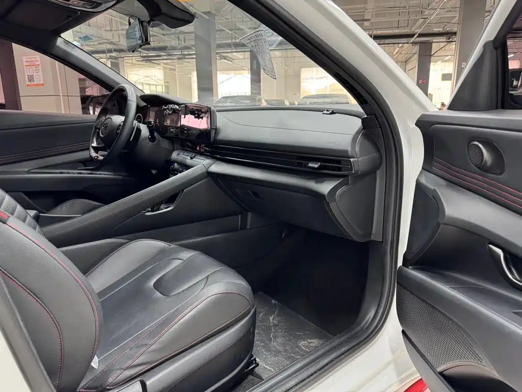 Hyundai Elantra 2023 — фото 11