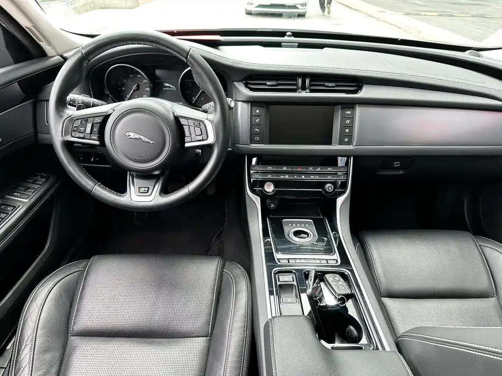 Jaguar XF 2016 — фото 17