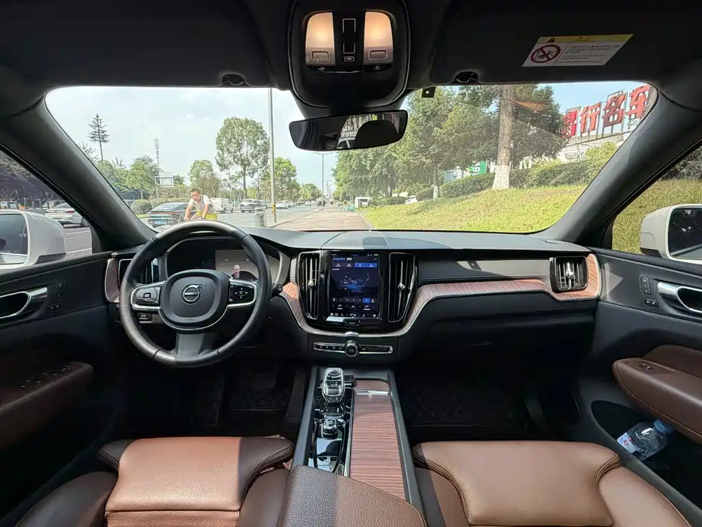 Volvo XC60 2022 — фото 13