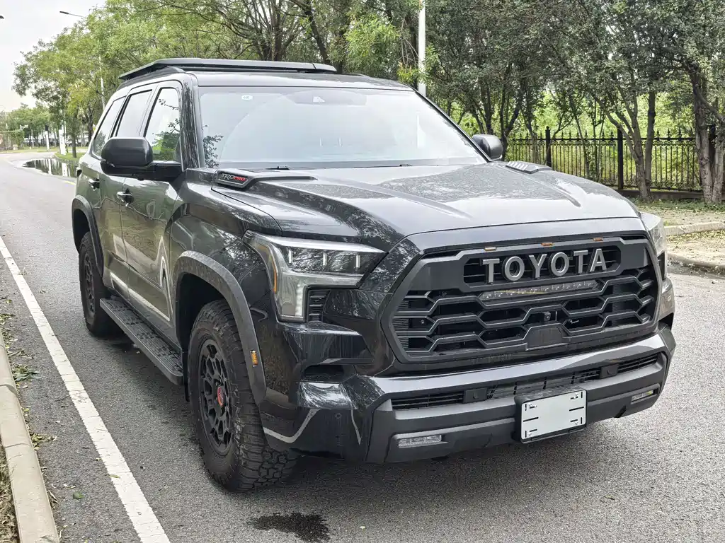 Toyota Sequoia — фото 4