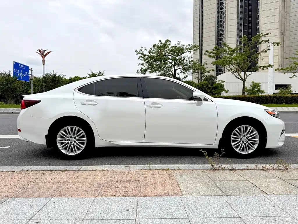 Lexus ES 2015 — фото 4