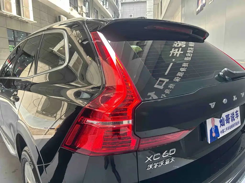 Volvo XC60 2022 — фото 12