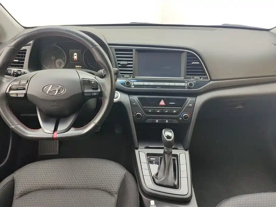 Hyundai Elantra 2018 — фото 12