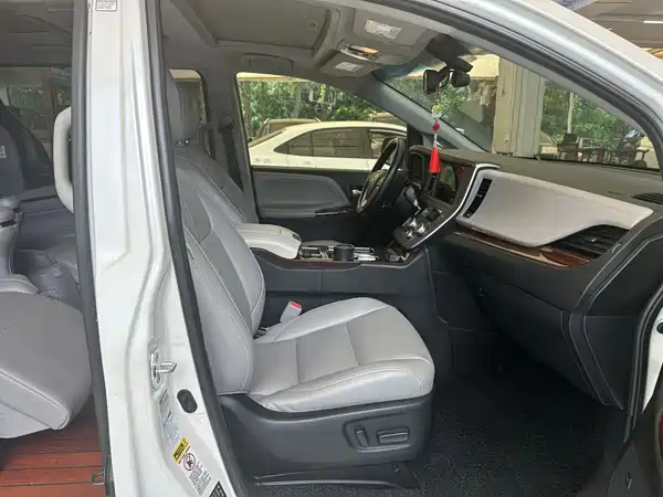 Toyota Sienna 2016