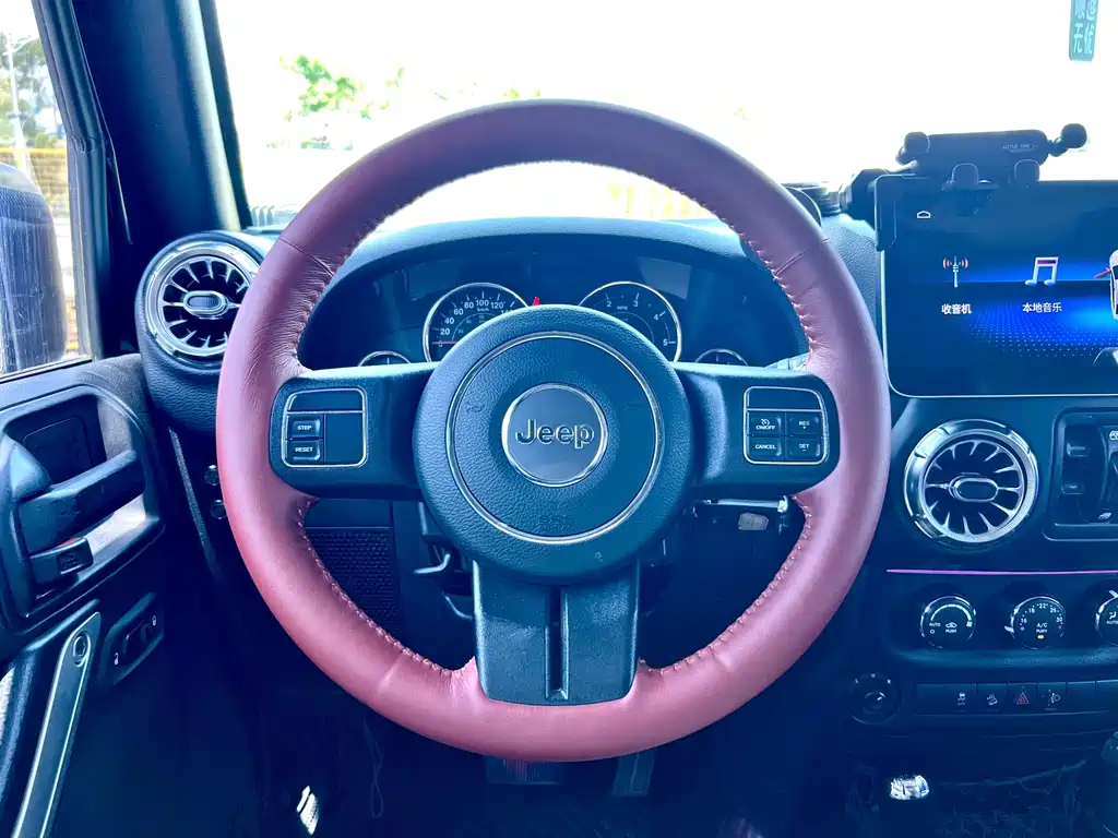 Jeep Wrangler 2016 — фото 12