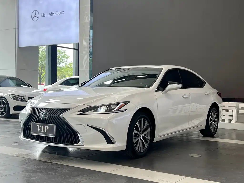 Lexus ES 2021 — фото 1