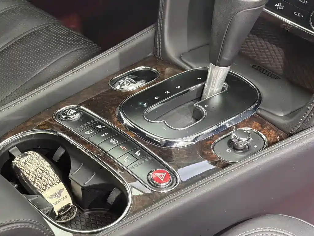 Bentley Flying Spur 2017 — фото 10