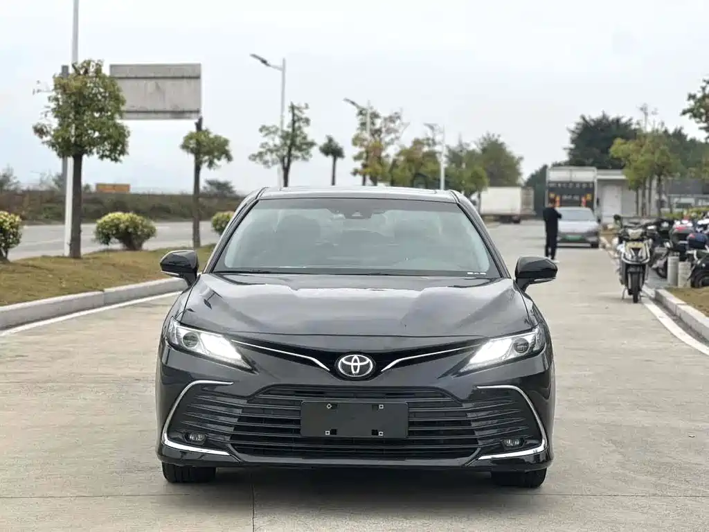 Toyota Camry 2022 — фото 2