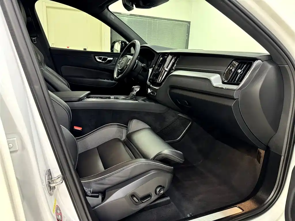 Volvo XC60 2020 — фото 11