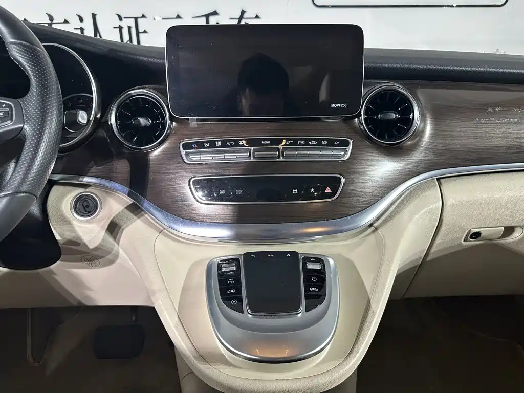 Mercedes-Benz V-Class 2021 — фото 16